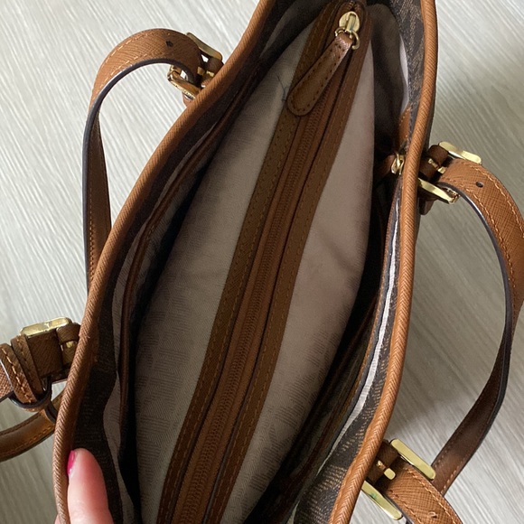 ✨Like New✨ Michael Kors Jet Set Snap Pocket Medium Tote- Brown - Picture 6 of 12